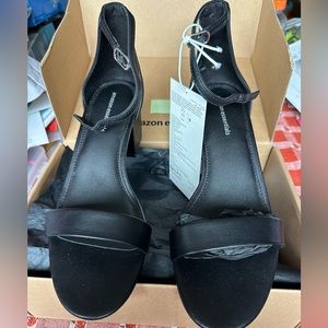 Amazon Essentials Women's Two Strap Heeled Sandal, Black Faux Leather, 7.5